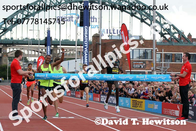 Homiyu Tesfaye beats Asbel Kiprop to win the One Mile, Great North CityGames. Photo: David T. Hewitson/Sports for All Pics